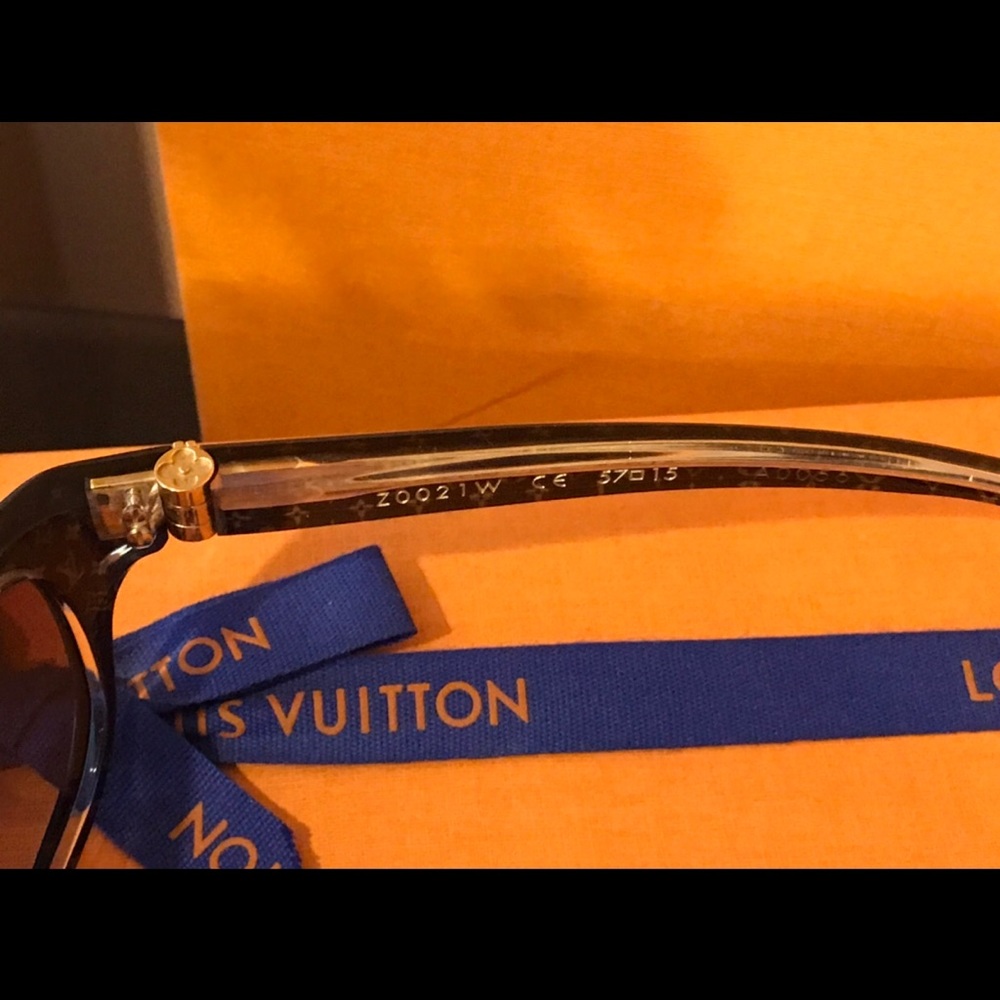๐ Sold ๐ Authentic Sunglasses - Picture 4 of 8